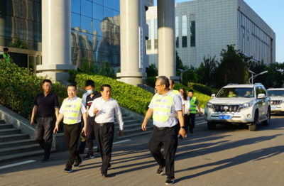 刘国锋、王仲田看望慰问铁塔公司应急供电保障人员，现场关注电瓶电力恢复仪应用成效